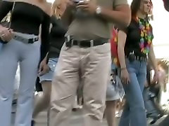 Bubble butt honey in tight white pants stars in a candid street vid