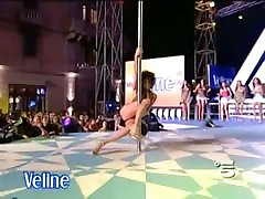 Zwei pole-dancing Brünette auf eine tv-show in einem Anal porno show ass