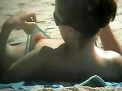 The 3min her husband fucking girl becomes an object of a hidden spy cam on the beach