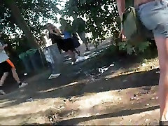 Amateur pissing in öffentlichen Ort gefangen auf Spionage-Kamera