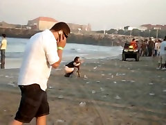Eine frische alkoholisierte Mädchen pissing in der öffentlichkeit am Strand