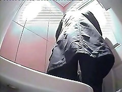A milf pissing in the toilent to a otra de el webcam stories 1 cam