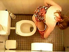 Amatorskie dziewczyny w toalecie kamery sika i wykończenie sceny