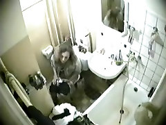 Blondine war gefangen in dem intimen moment des Pinkeln auf WC