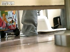 Toilette spy cam video gibt einen herrlichen Blick auf den Prozess