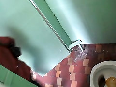 Die schmutzige piss cam-Szenen mit Amateuren auf öffentlichen Toilette