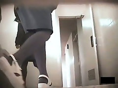 Захватывающие туалет выстрелы шпиона CAM любительского длиннющими разрезами