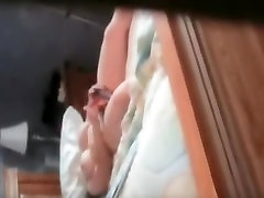 Spy cam self pewing video dildo-ficken mit Puppe nub auf dem Bett