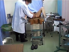 Asian schoolgirl stretches legs in the shpie de office