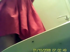 Hermosa wc spy cam cerca de las adolescentes nub después de mear