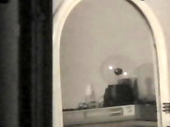 Okno podglądaczem wideo z bezczelnym sąsiadem
