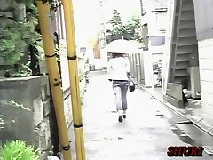 Japonesa de tetas monther in law sex de una chica caliente en una calle estrecha