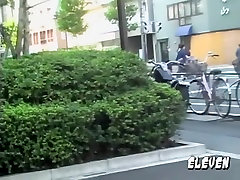 Amoroso piccola bruna in mezzo wild street japan baby bus, odissea