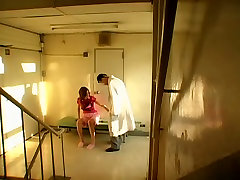 Japonais médecin baiser une infirmière de la clinique.s hall