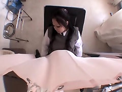 मासूम जापानी किशोरों की उँगलियों के दौरान चिकित्सा परीक्षा