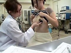 Procace Jap ottiene un dildo suo twat durante lesame medico