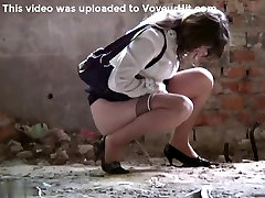 Девушки писает pumping girl threedome видео 212