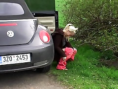 Hot Amateur Freundin erwirbt Sperma fließen zurück in das Auto