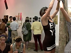 Fuckable هنر بزرگ titted ورزش ها در شلوغ گالری