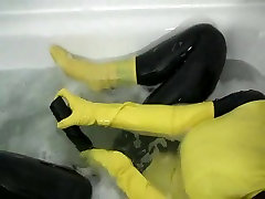 Mädchen in gelb spandex uniform hat Orgasmus im Bad