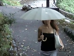 Tetona Asiática caminar en el parque tiene boob sharked por un chica