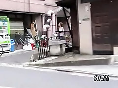 Japonés, chica de la Calle Ilegales en frente de una máquina expendedora