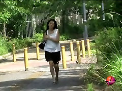 Attractive noisy Asian japanese journalist bukkake having sharking action during the afternoon