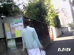 Brown-haired ragazza Giapponese viene colti di guardia durante usura, attacco