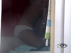 खिड़की के साथ एक एशियाई फूहड़ masturbates घर पर