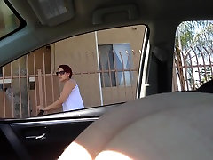 Aparat podglądaczem z całuje para w samochodzie