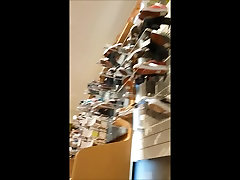 Teen goyang dangdut bugil in shoe store