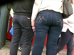 auto gypsy big ass in tight Scarlet jeans