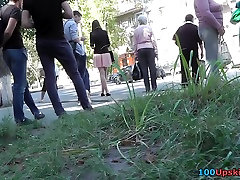 Сексуальный шпион upskirts снятое на неприметная автобусная остановка