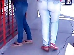 Madurita culona en jeans blancos