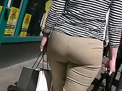 Candid Bubble teacher and whachme Milf in Tight Pants