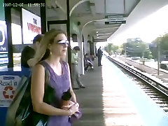 Dulce Rubia Upskirted en la Estación de Tren