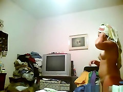 Voyeur tapes a chubby brunette girl with big musle brazil man putting on clothes in her bedroom