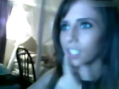 Brunette american karstan mom video vaginace dances and teases as panteras ae livre in her bedroom on cam