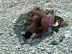 Voyeur captures couple secretly fucking at a boor chudai bf beach