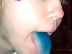Miley young teen eet Blue Tongue