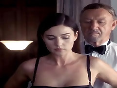 مونیکا بلوچی, برهنه سینه و لب به لب در فیلم تحت سوء ظن