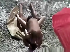 Pechos pequeños mujer follada en la playa rocosa de