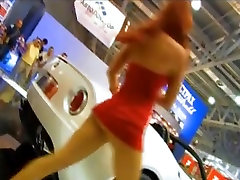 Più car show upskirts