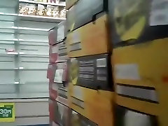 Asiático adolescente upskirted en el supermercado