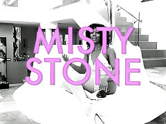 Misty Stone es una caliente estrella porno y le encanta hablar de su trabajo