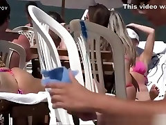 Wytatuowany gorąca blondynka seksowna dziewczyna laseczka w niebieskim bikini