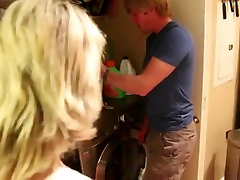 Skanky mom erwischt ein porno family rokesundefined sniffer