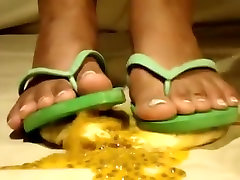 Paula Smashing With Hawaianas Sandals