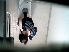 Вуайерист поймать женщина ссыт в туалете