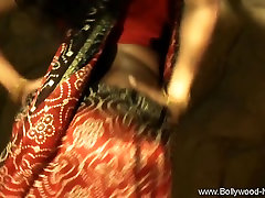 Indian MILF Babe Is Awesome When She Dances
